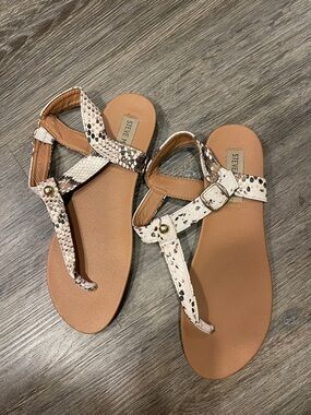 Steve Madden Tan Footbed White Snakeskin-Print T-Strap Sandals